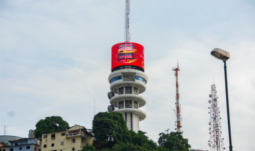 Riesige zylindrische LED-Werbetafel auf dem Turm des Fernsehsenders, Ecuador